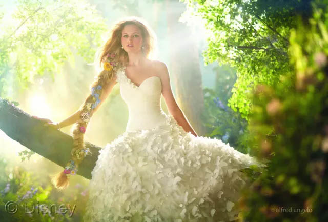 假若將玻璃鋼船艇比喻成一位女生，那么膠衣就是她華美的衣裳！