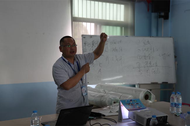 博皓總經理尹秀林為學員們講解《玻璃纖維知識》、《固化劑促進劑》